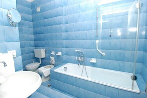 Dusche, kostenlose Toilettenartikel, Haartrockner, Bidet