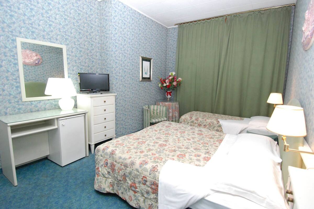 Triple Room | In-room safe, desk, blackout drapes, soundproofing