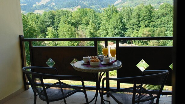 Outdoor dining - Melegos Hotel (Karpenisi)