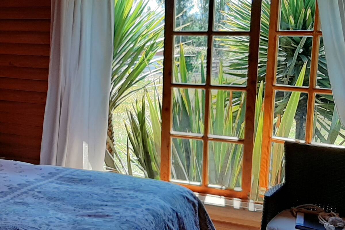 Standard Room, 1 Queen Bed, Private Bathroom | WiFi (free)