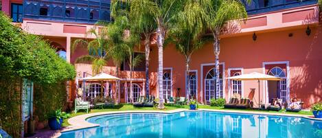Piscine extérieure, parasols de plage, chaises longues