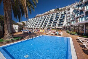 Outdoor pool, sun loungers - Grupotel Revoli (Mogan)