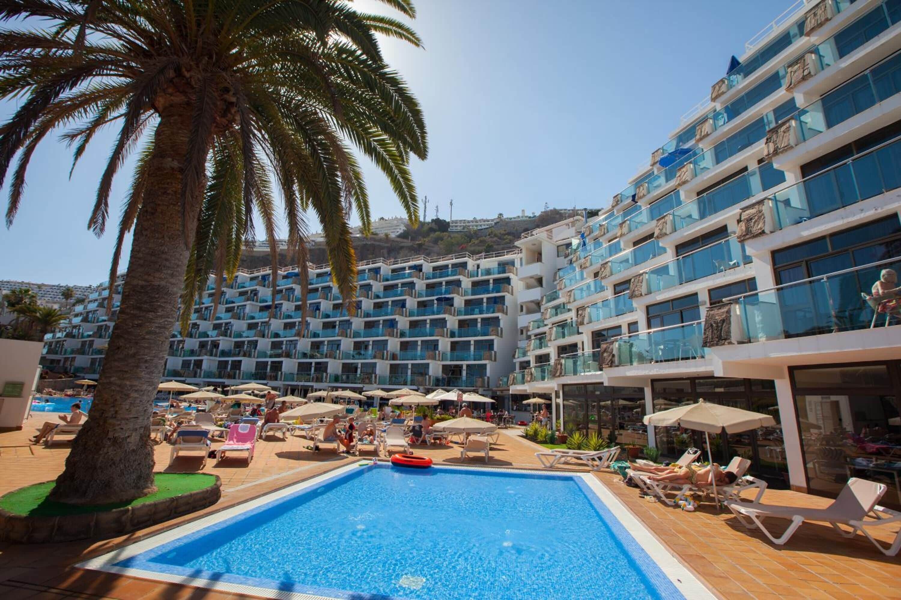 室外游泳池，日光浴躺椅