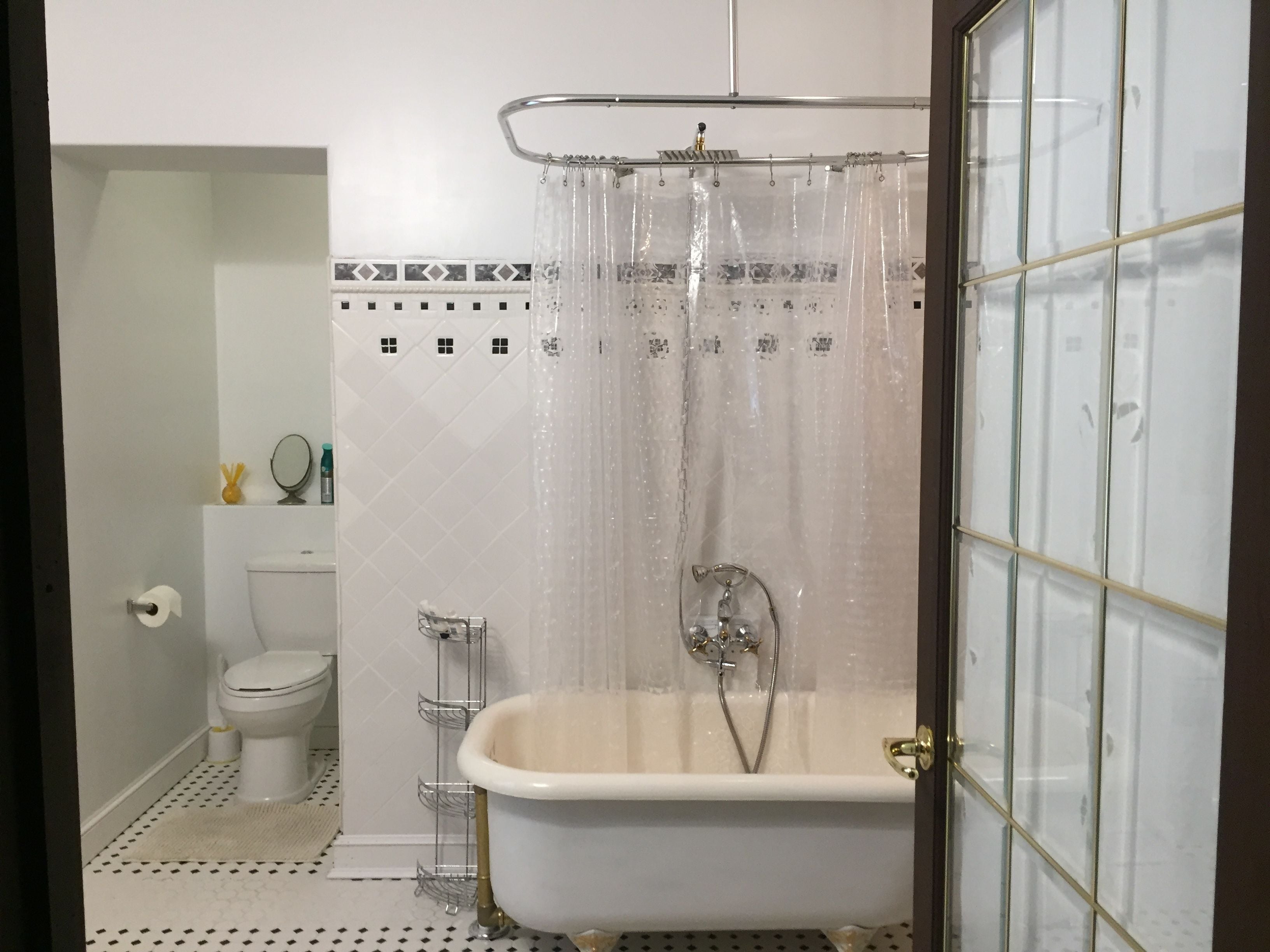 Ein Badezimmer mit Toilette, einer Badewanne und einer Duschvorhang.