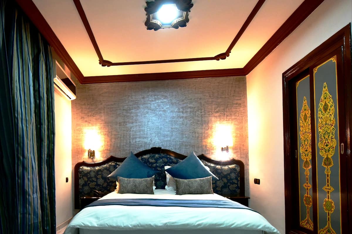 Quarto solteiro standard | Roupas de cama antialérgicas, frigobar, cofres nos quartos, escrivaninha
