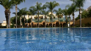 Outdoor pool, pool umbrellas, pool loungers - Hôtel Fes Inn & Spa (Fes)