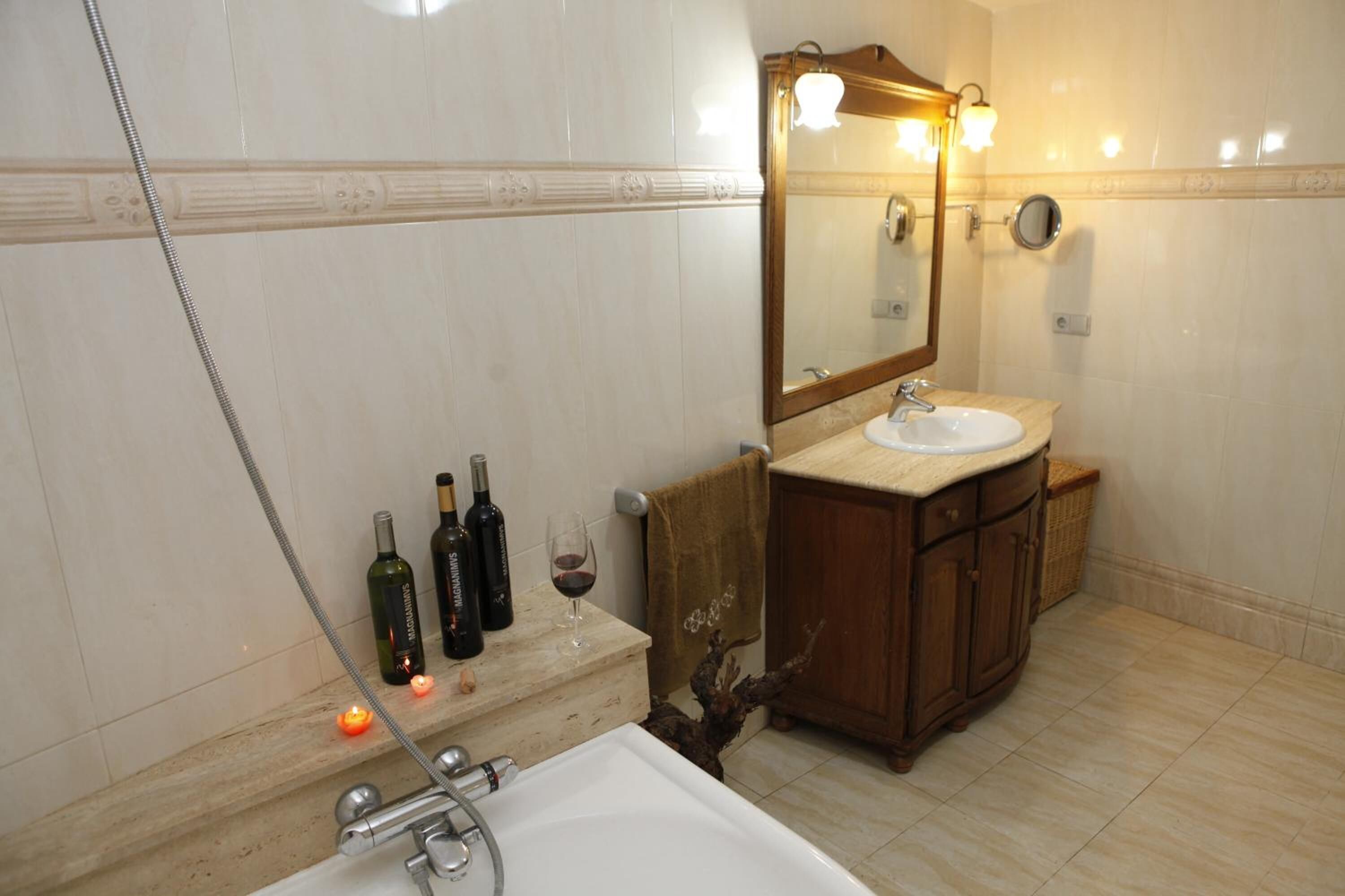 Dusche, kostenlose Toilettenartikel, Haartrockner, Handtücher