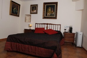 Blackout drapes, free WiFi, bed sheets - Casa Rural Magnanimus (Vilafames)
