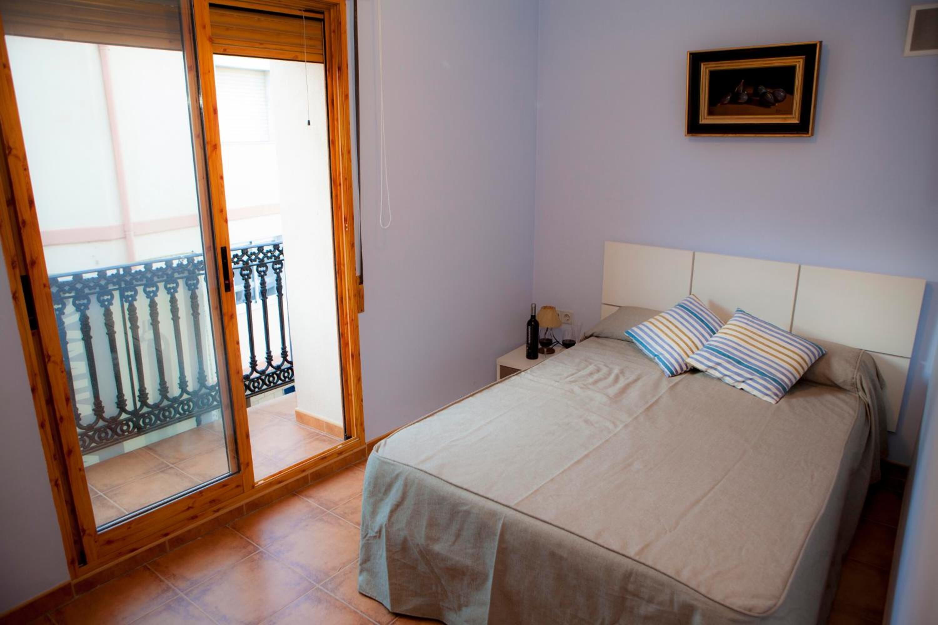 Cortinas opacas, wifi gratis, ropa de cama