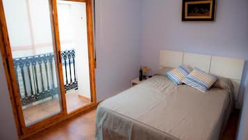 Cortinas opacas, wifi gratis, ropa de cama