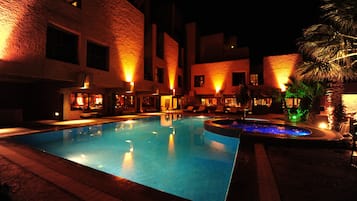 Una piscina al aire libre