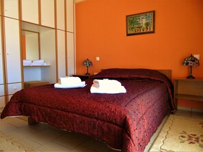 1 bedroom, Egyptian cotton sheets, premium bedding, down duvets