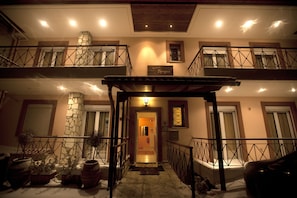 Façade de l’hébergement - soirée/nuit