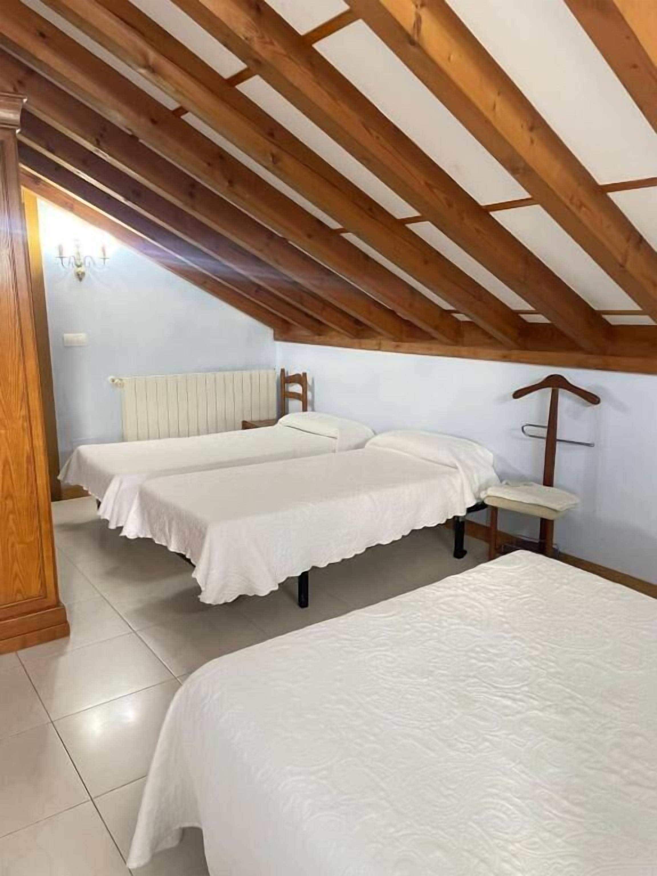 Vierpersoonskamer | Een bureau, verduisterende gordijnen, geluiddichte muren, gratis wifi