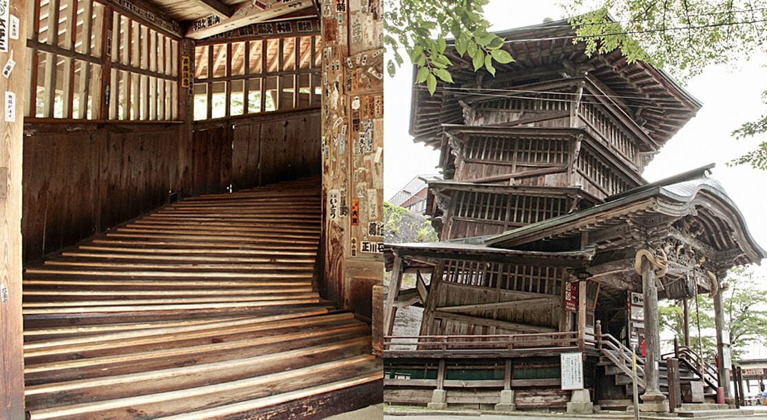 Una escalera de madera japonesa tradicional que conduce a una pagoda de varios niveles con techo de paja.