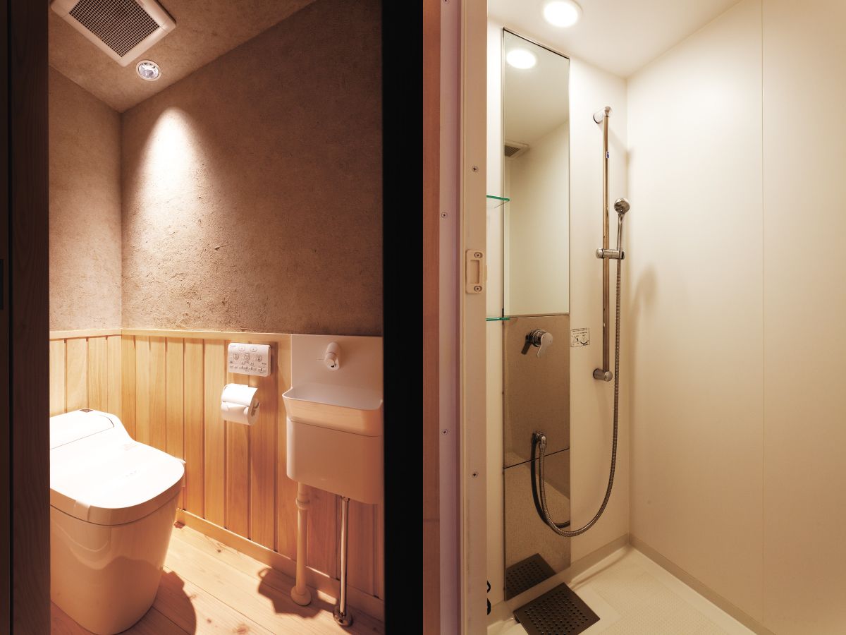 Une petite salle de bain avec des toilettes, un lavabo et une douche.
