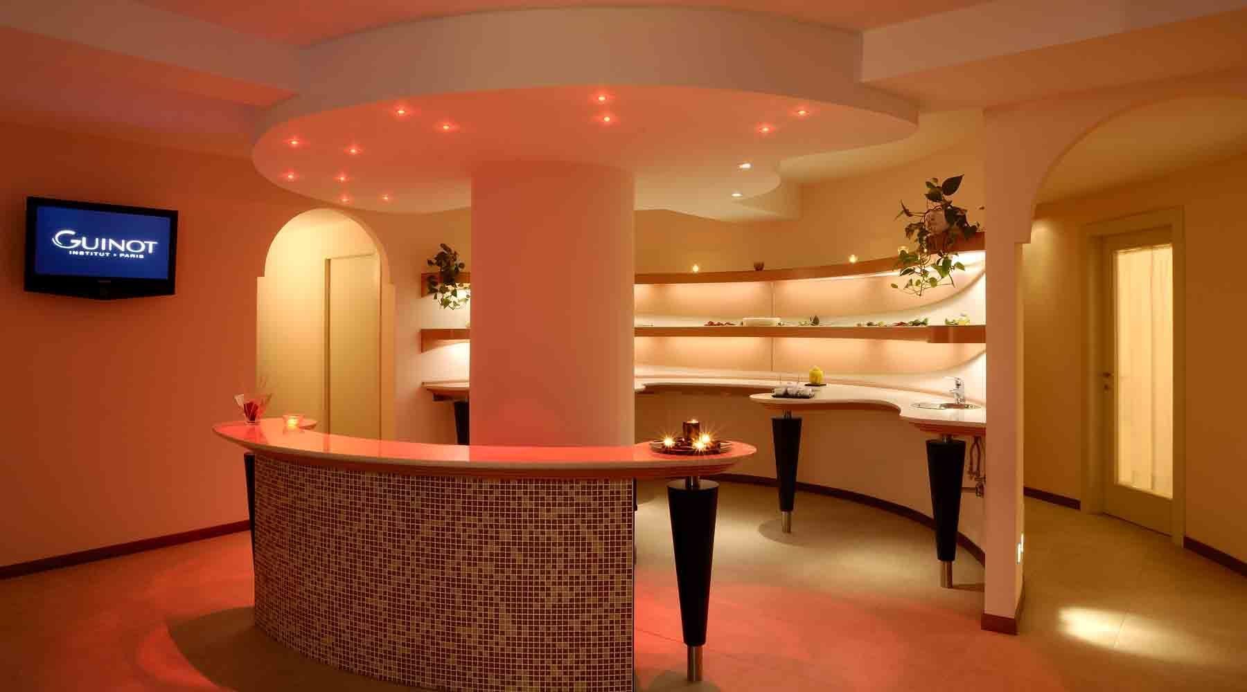 Hot tub, steam room, Turkish bath/hammam, body treatments, aromatherapy