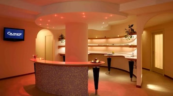 Hot tub, steam room, Turkish bath, body treatments, aromatherapy