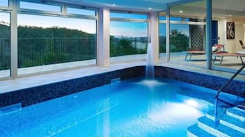 Hot tub, steam room, Turkish bath/hammam, body treatments, aromatherapy