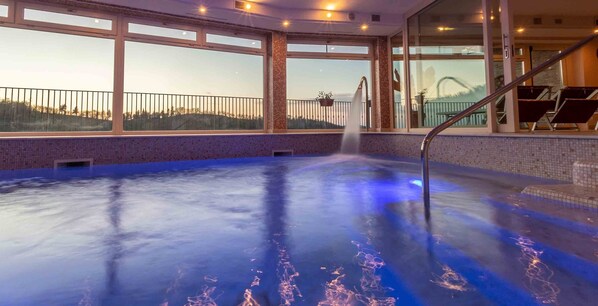 Indoor pool - Colleverde Country House Beauty&Wellness (Urbino)