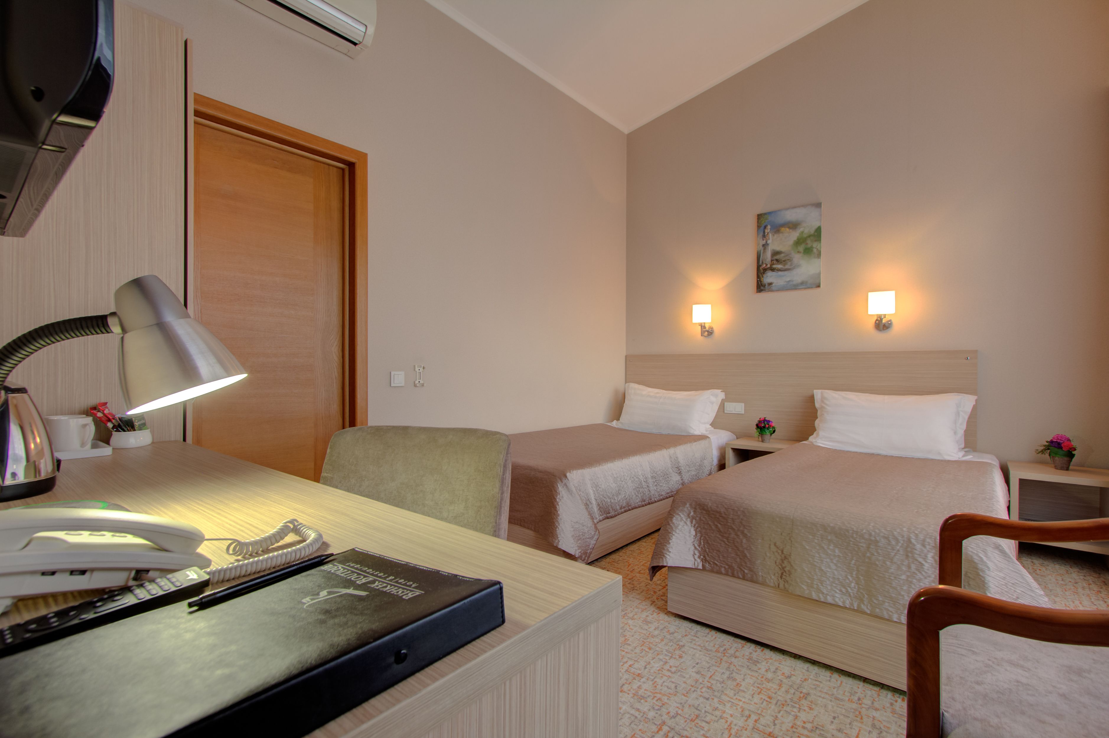 standard twin room | 1 bedroom, minibar, desk, iron/ironing board