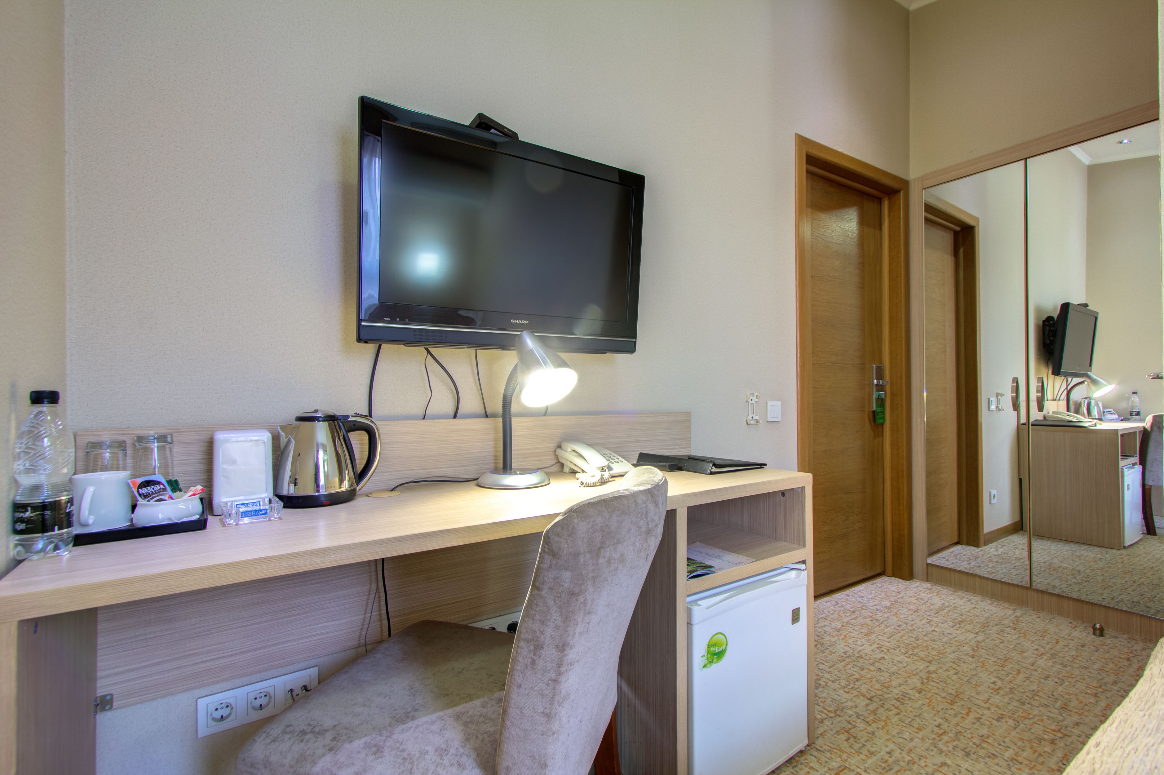 standard single room | 1 bedroom, minibar, desk, iron/ironing board