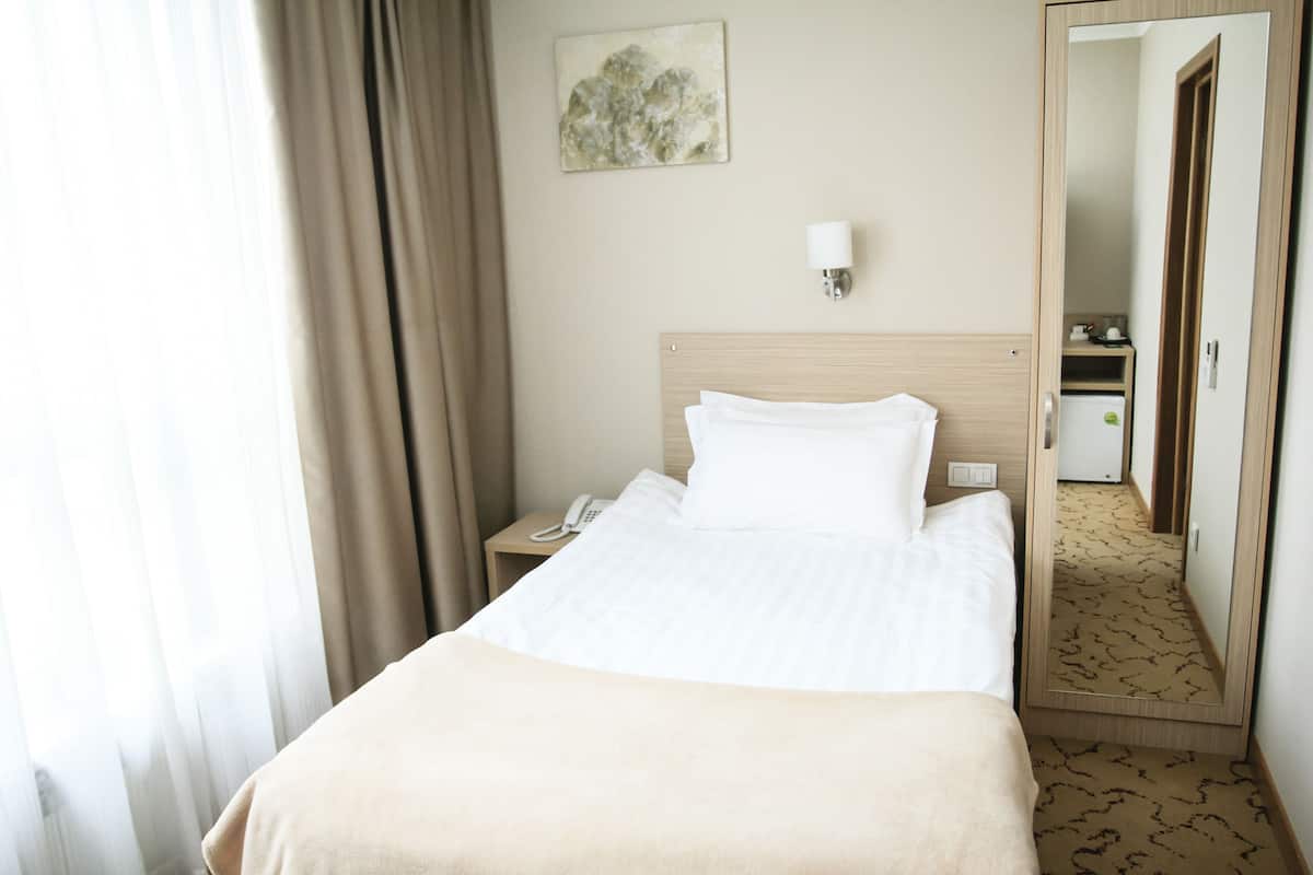 Superior eenpersoonskamer | 1 slaapkamer, een minibar, een bureau, een strijkplank/strijkijzer