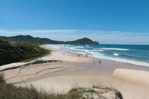 On the beach, free beach cabanas, sun loungers, beach towels - Praia Hotel Imbituba (Imbituba)