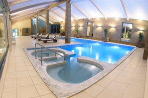 Innenpool, 2 Außenpools, Liegestühle