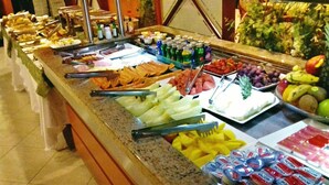 Een buffet met diverse gerechten en toevoegingen.