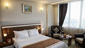 Minibar, in-room safe, desk, iron/ironing board - Ts Gold Hotel (Trabzon)
