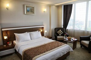 Minibar, in-room safe, desk, iron/ironing board - Ts Gold Hotel (Trabzon)