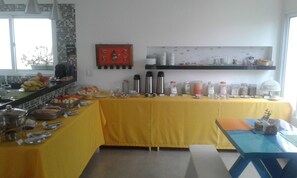 朝食 (ビュッフェ)、毎日提供 (無料)