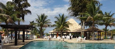 Una piscina al aire libre