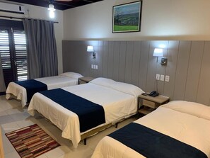 ミニバー、アイロン / アイロン台、ベビーベッド (無料)、WiFi (無料)