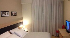 Minibar, desk, iron/ironing board, free WiFi - Center Rooms Oresti (Tirana)