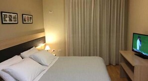 Minibar, desk, iron/ironing board, free WiFi - Center Rooms Oresti (Tirana)
