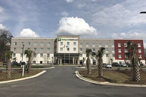 Exterior - Holiday Inn Express & Suites Charlotte Airport by IHG (Charlotte)
