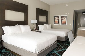 In-room safe, desk, laptop workspace, iron/ironing board - Holiday Inn Express & Suites Charlotte Airport by IHG (Charlotte)