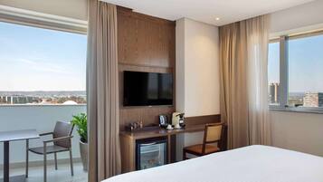 Minibar y caja de seguridad en la habitación