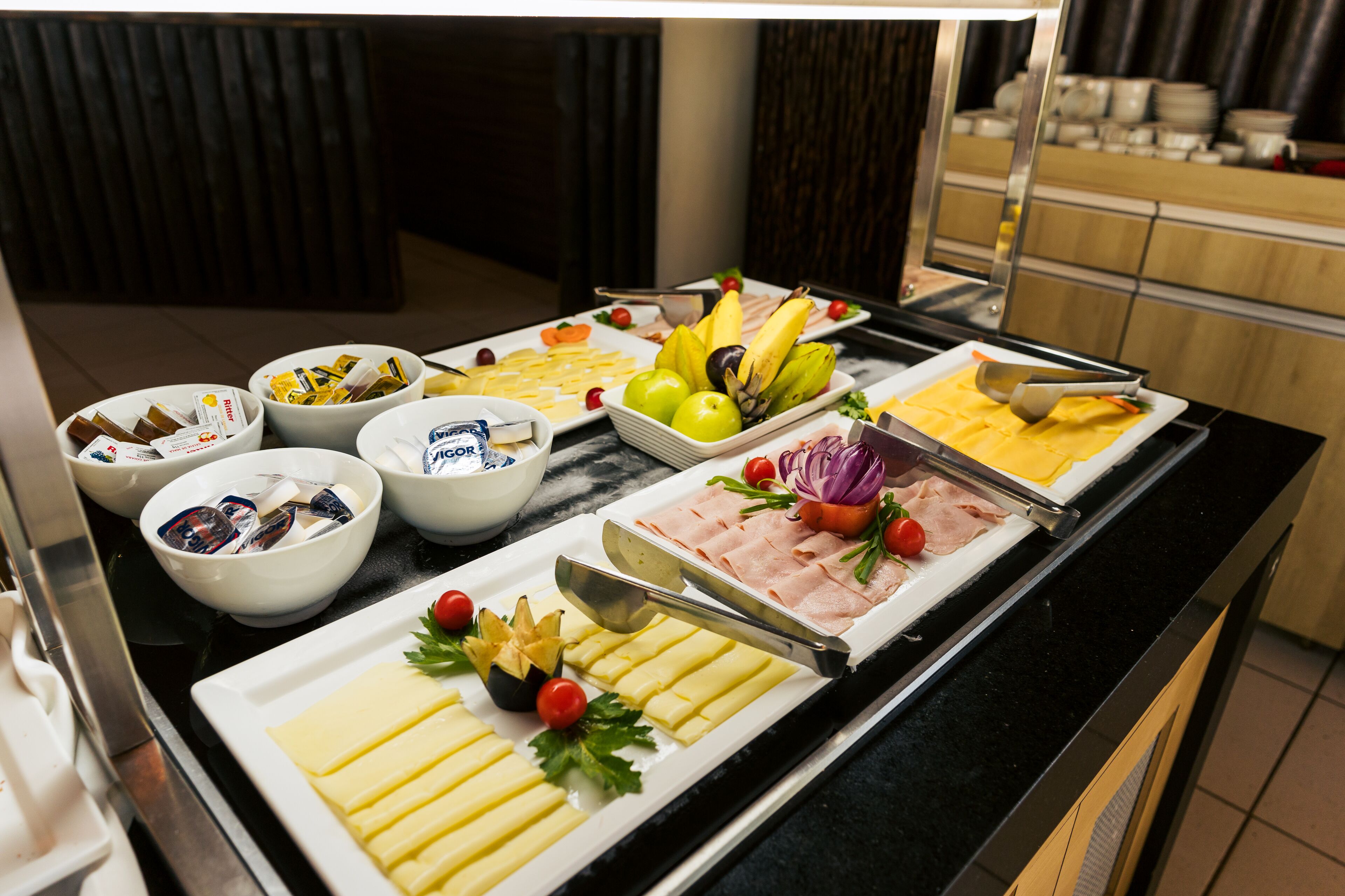 lunch and dinner served