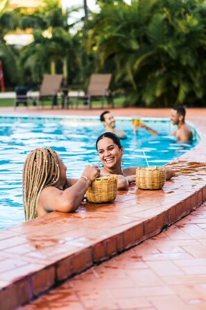 2 piscinas externas, espreguiçadeiras