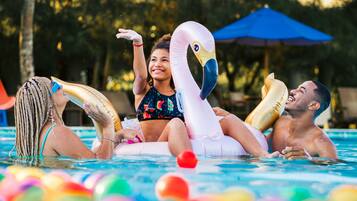 2 piscinas externas, espreguiçadeiras