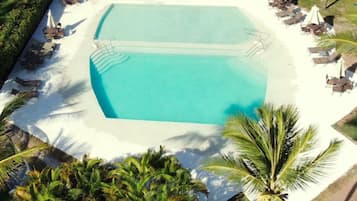 2 utendørsbassenger og solsenger