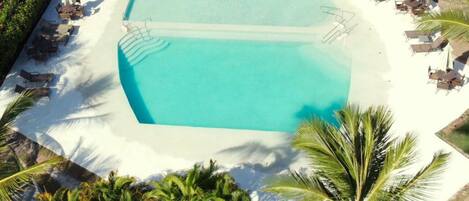 2 outdoor pools, pool loungers