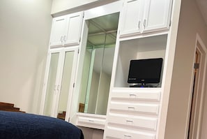 Rum - 2 sovrum - icke-rökare | 2 sovrum, vÀrdeförvaringsskÄp pÄ rummet och strykjÀrn/strykbrÀda