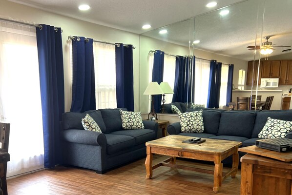 Rum - 2 sovrum - icke-rökare | Vardagsrum | 45-tums tv med kabelkanaler, dvd-spelare och ett bordtennisbord