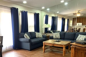 Værelse - 2 soveværelser - ikke-ryger | Opholdsområde | 45-tommers tv med kabelkanaler, dvd-afspiller, bordtennisbord