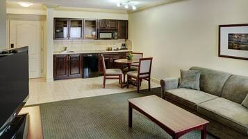 Premium bedding, desk, iron/ironing board, free WiFi