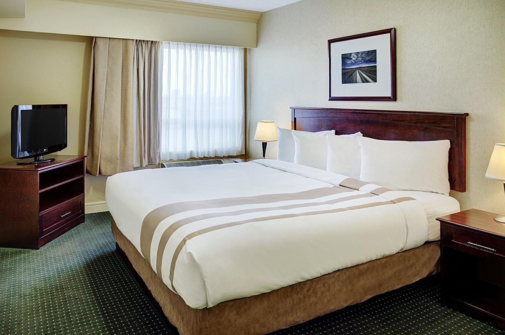 Roupas de cama premium, escrivaninha, ferros/tábuas de passar roupa